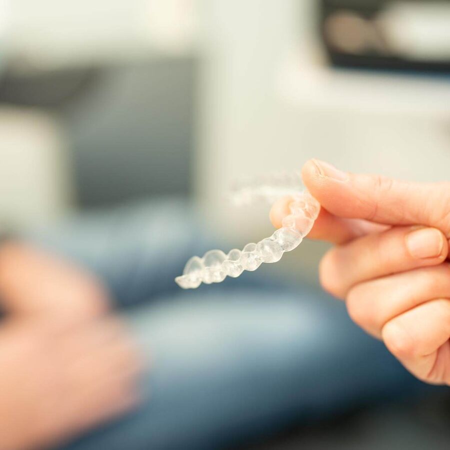 Invisalign zur Zahnbegradigung in Ihrer Zahnarztpraxis in Essen Es gibt verschiedene Zahnfehlstellungen, die mit der transparenten Zahnkorrekturschiene korrigiert werden können